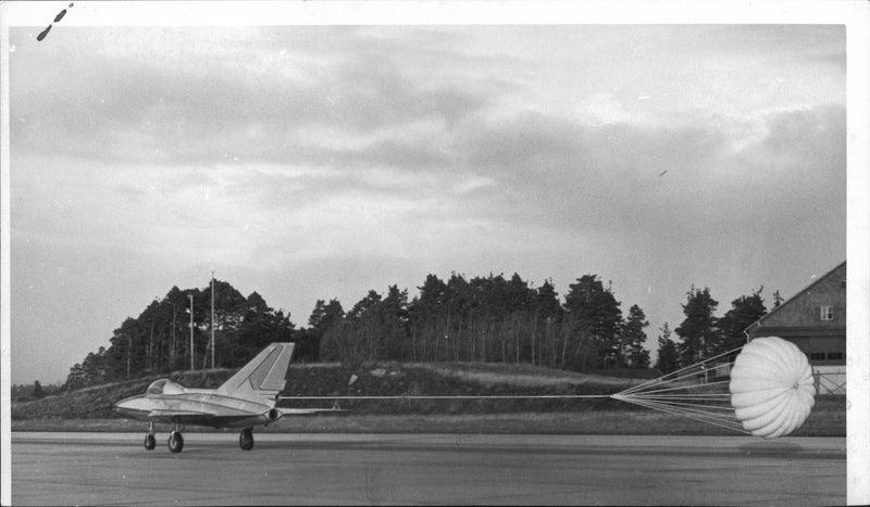The experiement aircraft Saab 210 'Draken' during trials of the braking parachute. - Vintage Photograph