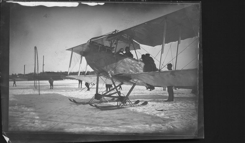 A gift to Lieutenant GÃ¶sta Carlsson, MalmslÃ¤tt, lands on the ice in Vasa. - Year 1923 - Vintage Photograph