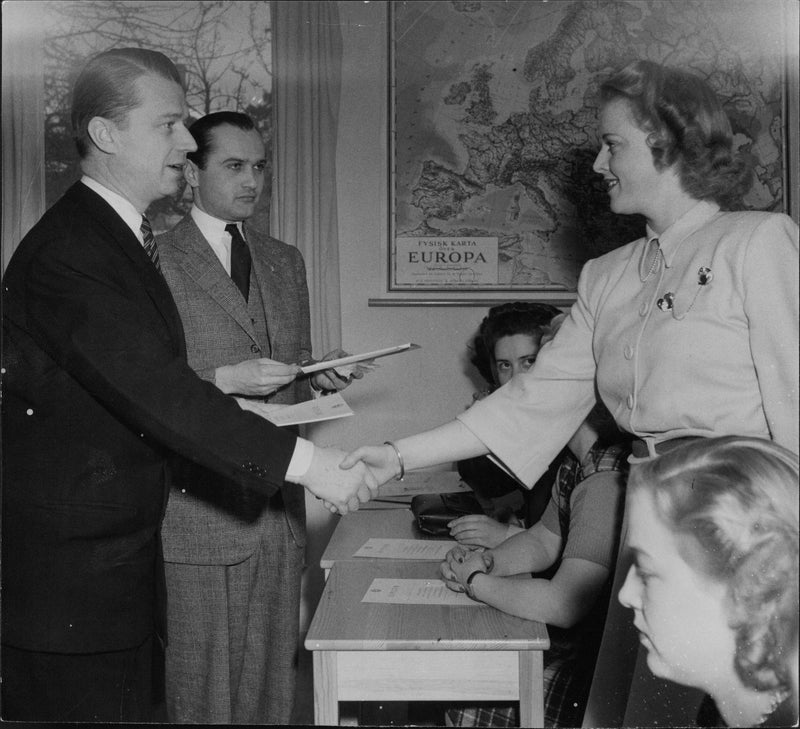 Head of passenger service in the SAS Harald Hellman participants at flight attendant- and purser school. - Vintage Photograph