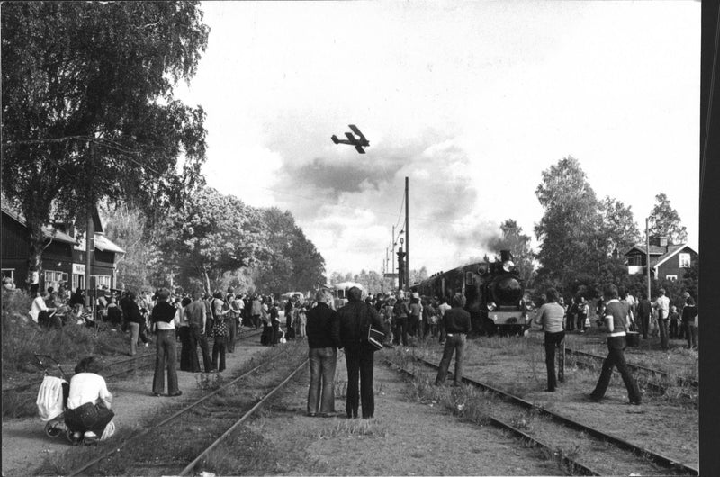 Emilie Azcarate, famous stunt flyer flies in his Tiger Moth plan - Vintage Photograph