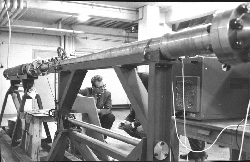 Candidate Bo Lemcke talks about his 'great tunnel' at the Aeronautical Research Institute. - Vintage Photograph