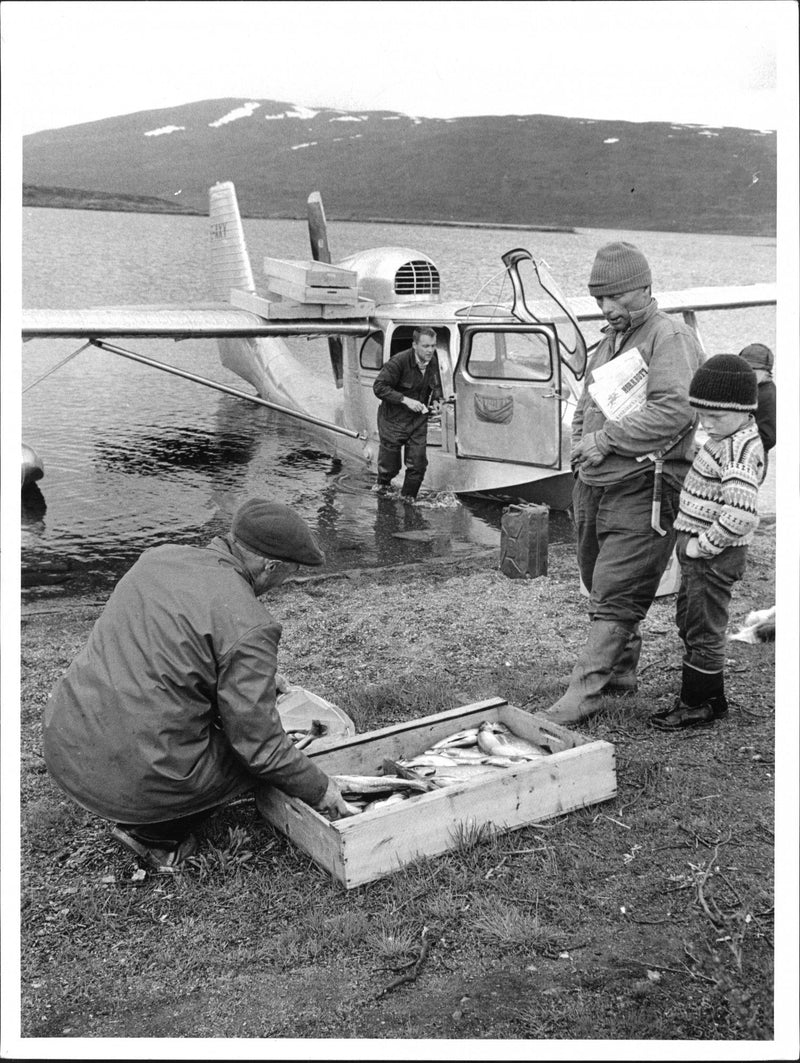 Together from Vastenjaure, his fish catches to Ulf Lundkvist get lost in air accidents in the mountains - Vintage Photograph