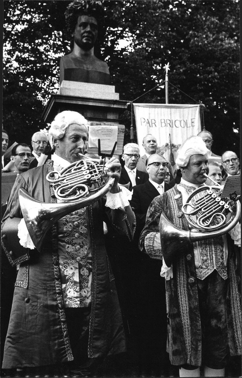At Bellman Bust DjurgÃ¥rden acclaimed singers and musicians gathered from Par Bricole Carl Michael Bellman on Tuesday evening. - Vintage Photograph