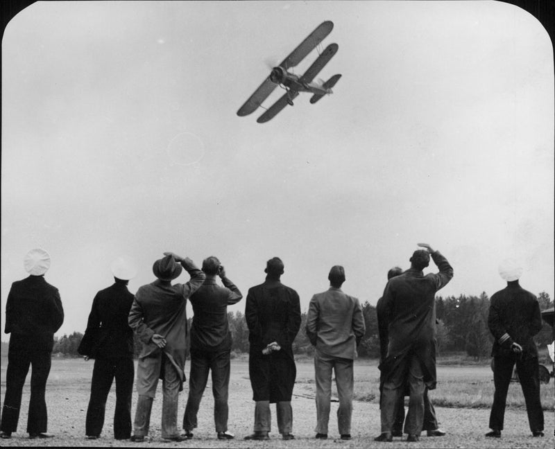 A light bomb aircraft is rescued after a bump in HÃ¤sslÃ¶ airfield - 29 July 1937 - Vintage Photograph