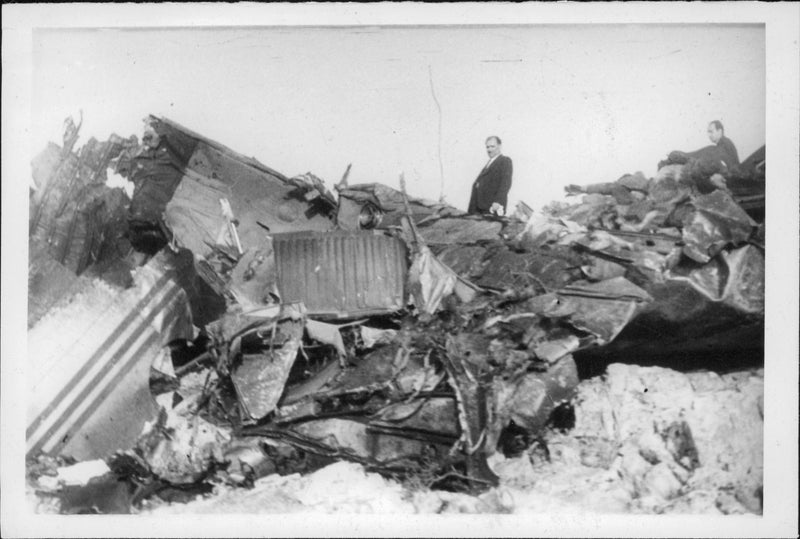 The fatalities ABA plane's wreckage on Mount Hymettos in Greece. - 27 October 1947 - Vintage Photograph