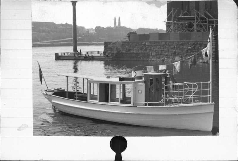 ÃngbÃ¥ten "Tessin" (f.d Gambrinus VI), trafikerar rutten Stockholm-Drottningholm 1947. - Vintage Photograph