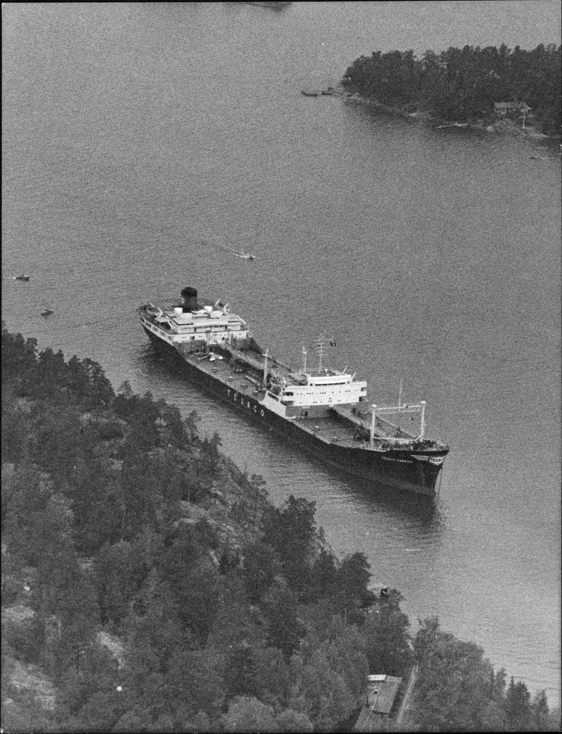 Cardiff Texaco tanker with 31,000 tons of oil due at Berg Park in Stockholm archipelago - Vintage Photograph