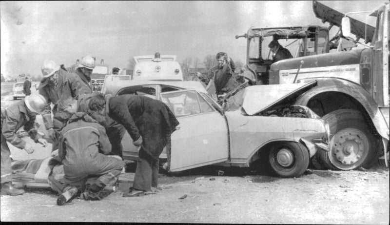 Trafikolycka med frontalkollision mellan två bilar - Vintage Photograph