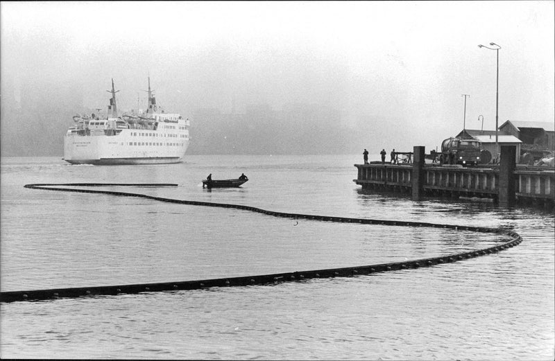 160 000 liters of oil leaked from the tanker Petro Tank at Värtakajen, seen here booms to prevent the oil from spreading. - Vintage Photograph