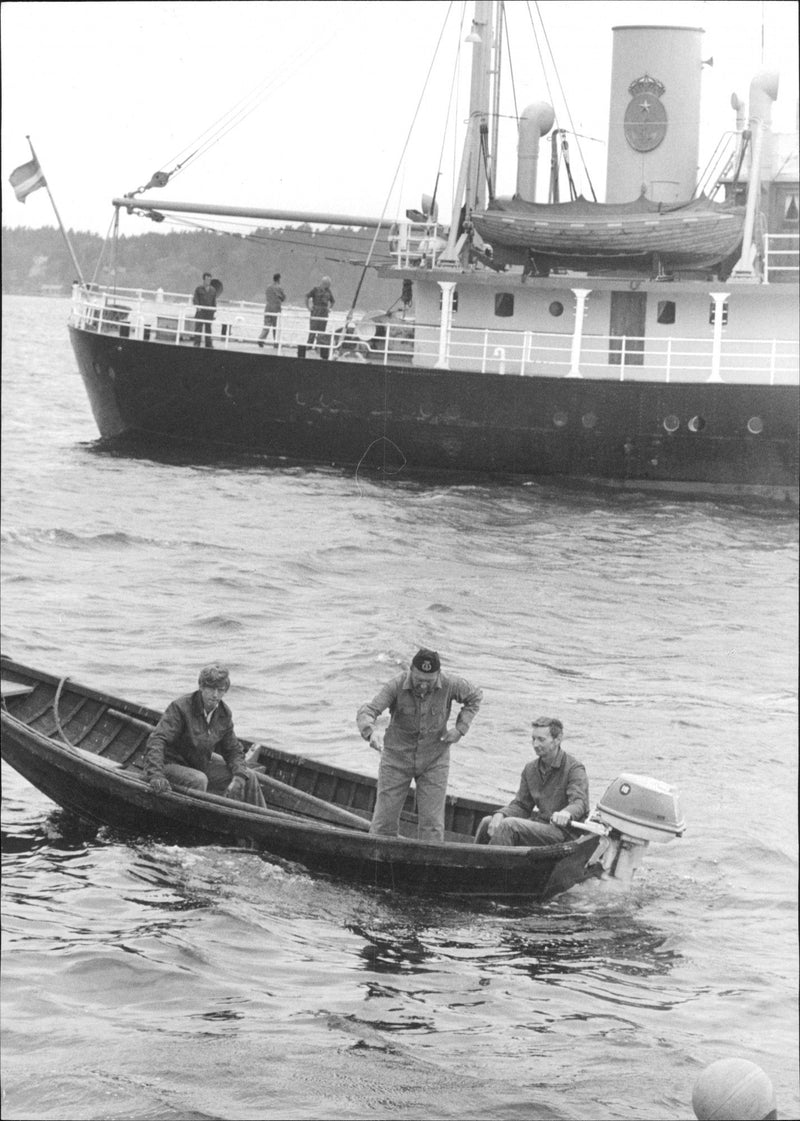 Lödning vid olycksplatsen i Lindalssundet. I bakgrunden sjöfartsverket administrerar Stockholm - Vintage Photograph