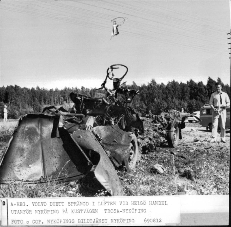 Vraket av den A-registrerade Volvo Duett som sprängdes utanför Nyköping - Vintage Photograph