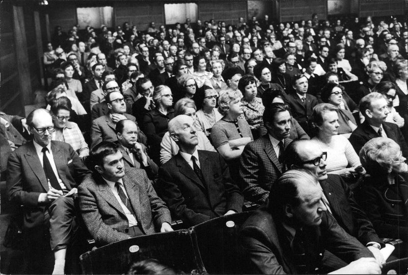 Debate in the concert hall - Vintage Photograph
