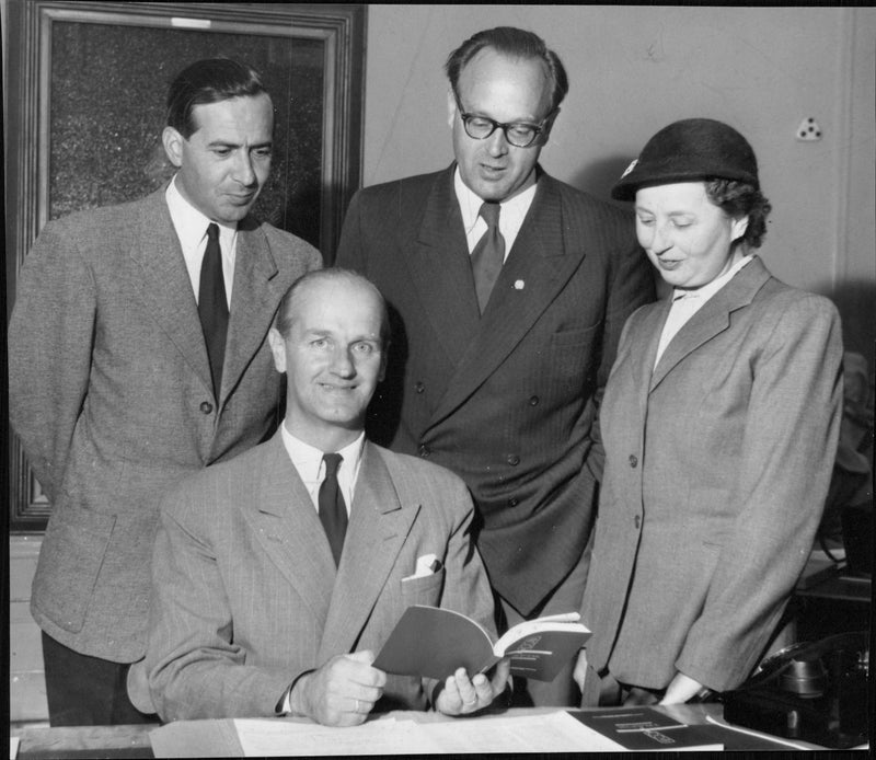 Harald Pettersson, Valle Rahmqvist, Alvar Thorson and Margaret Rosencrantz at the press conference on the school board. - Vintage Photograph