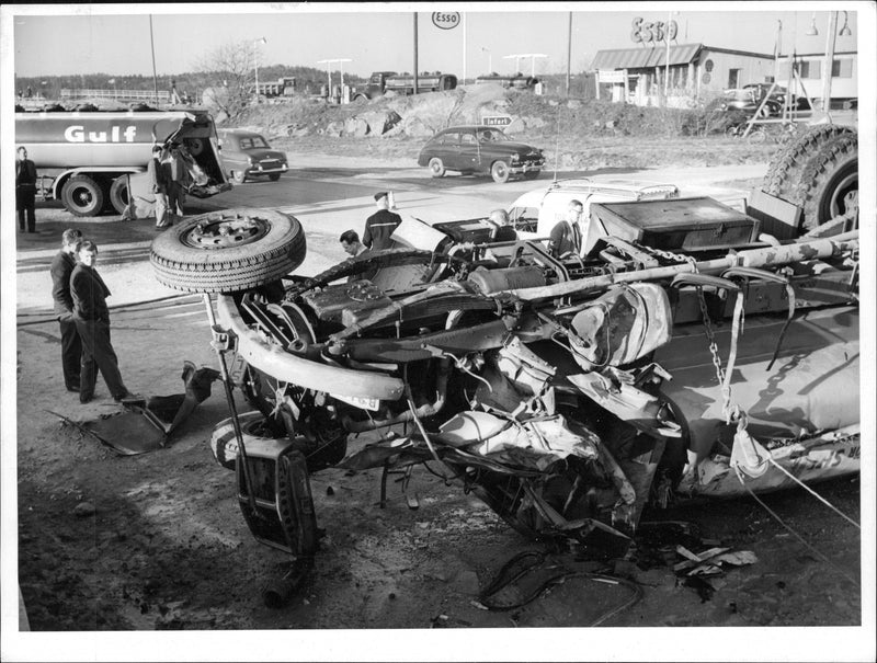 Tankbilar i kollision under en seriekollision på riksväg 13 - Vintage Photograph