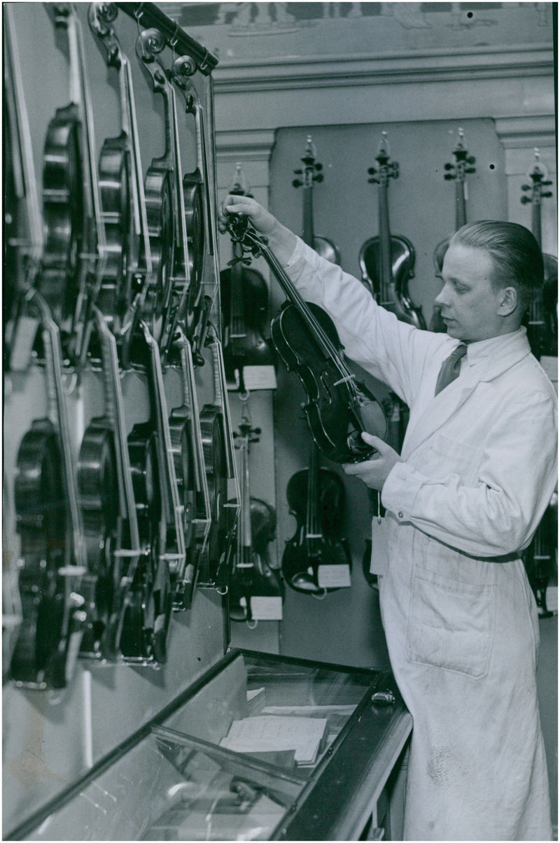 Sweden&#39;s violin association has its third exhibition at the musical museum&#39;s premises - 17 April 1938 - Vintage Photograph