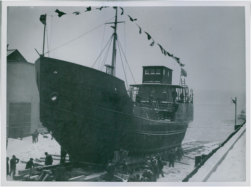 The launching received help tanker frysit solid - 12 March 1937 - Vintage Photograph