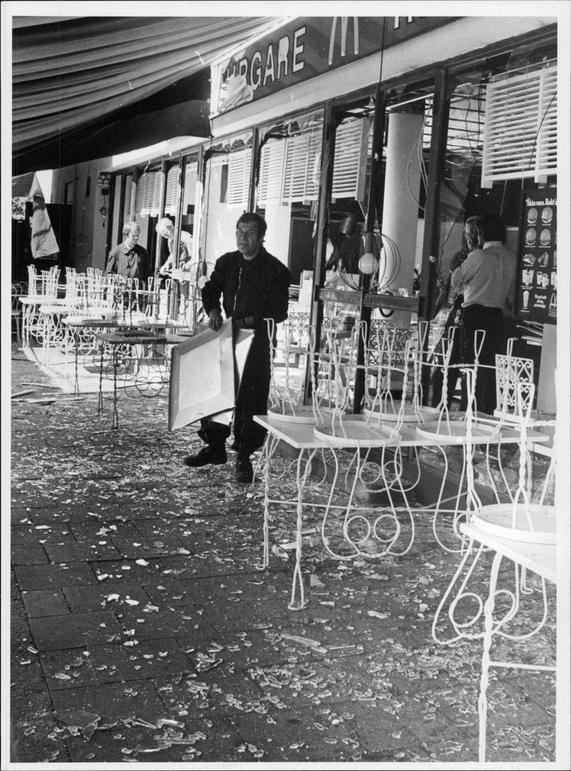 Bombattack mot McDonalds på Sveavägen. Alla rutor i restaurangen var trasiga, delar av dekoren förstördes och taket strimlad - Vintage Photograph