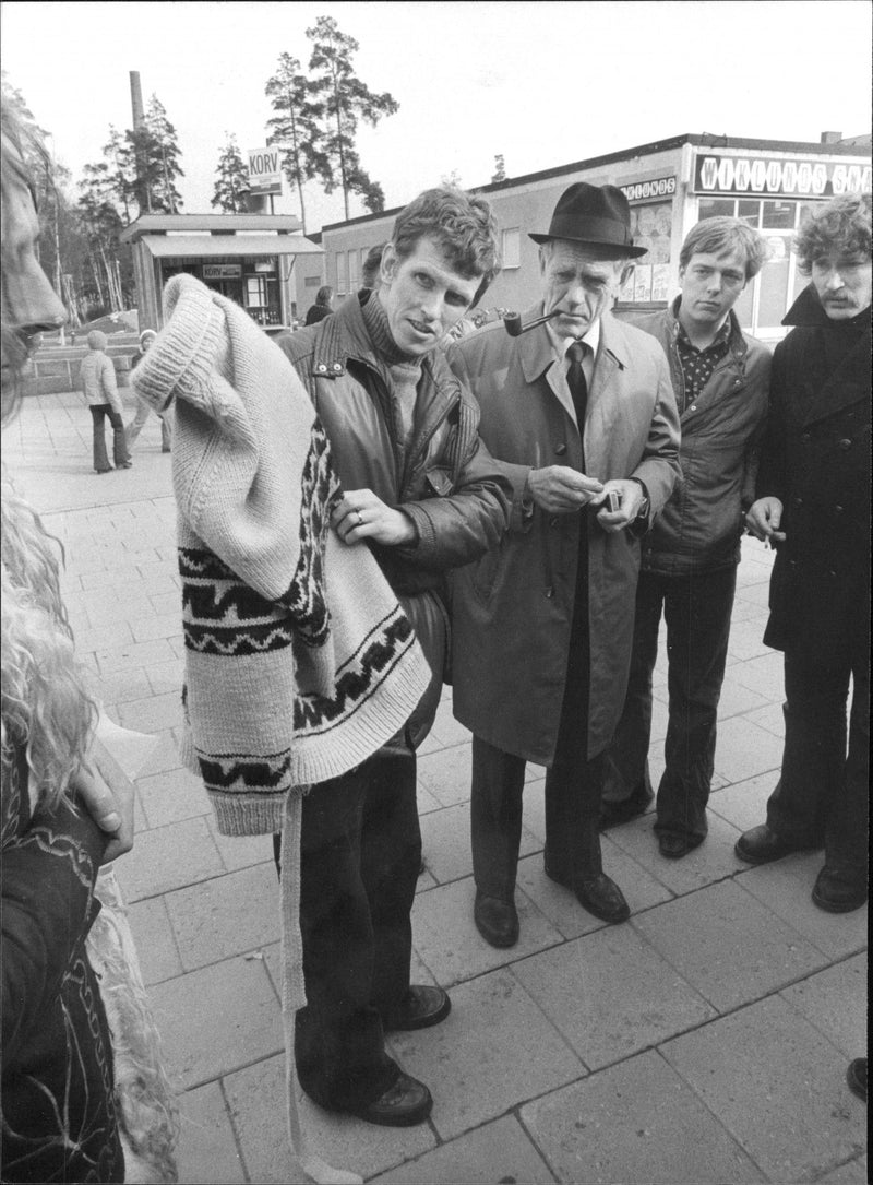 Murder Drama outside Bagarmossens subway station. The men were armed with a knife killed one and wounded. Pictured: Detective BA Nilsson in the hat. - Vintage Photograph