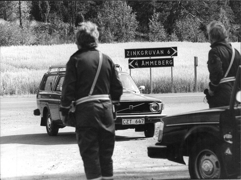 The murder of Lena Söderberg. The police are now gathering a lot of testimony about cars and drivers in the area where Lena was found murdered - Vintage Photograph