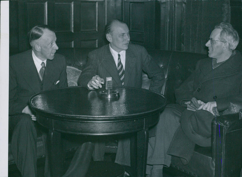 The music leaders will rest after arriving in Stockholm - 8 April 1940 - Vintage Photograph