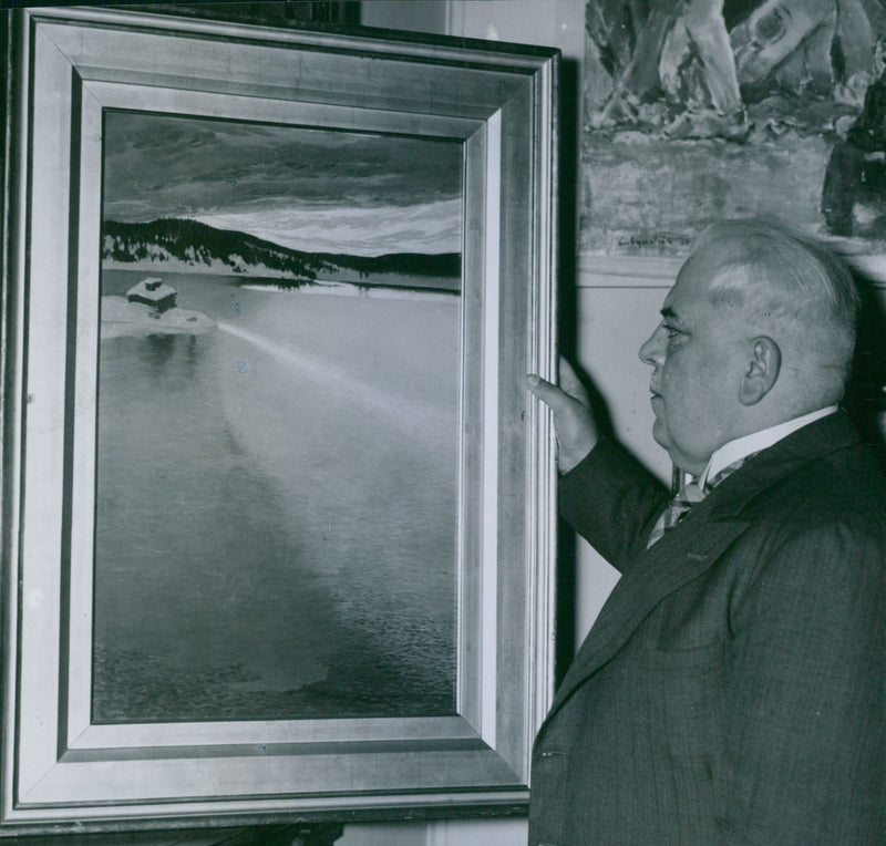 !!!! The pastor Oscar Krook consider "Icing" by Gallen Kallela. The exhibition " 'on - 23 August 1941 - Vintage Photograph