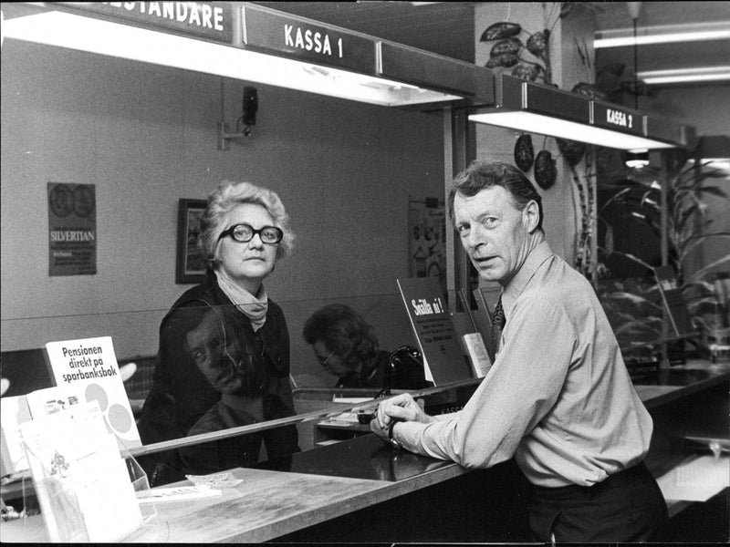 Mrs. Maj-Britt Pawlo, which was threatened with a submachine gun, tells about the robbery of the Savings Bank of Årstavägen - Vintage Photograph