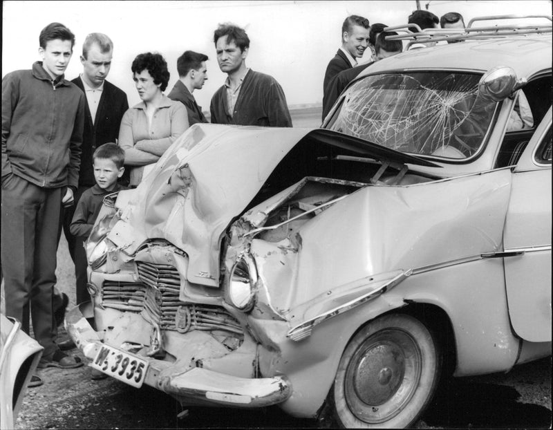 Fierce crash between three cars at Europe 4 - Vintage Photograph