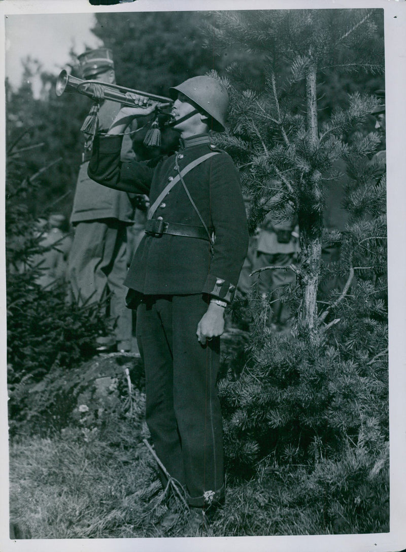From field service exercises in Rosenberg. Cease-fire. - Vintage Photograph