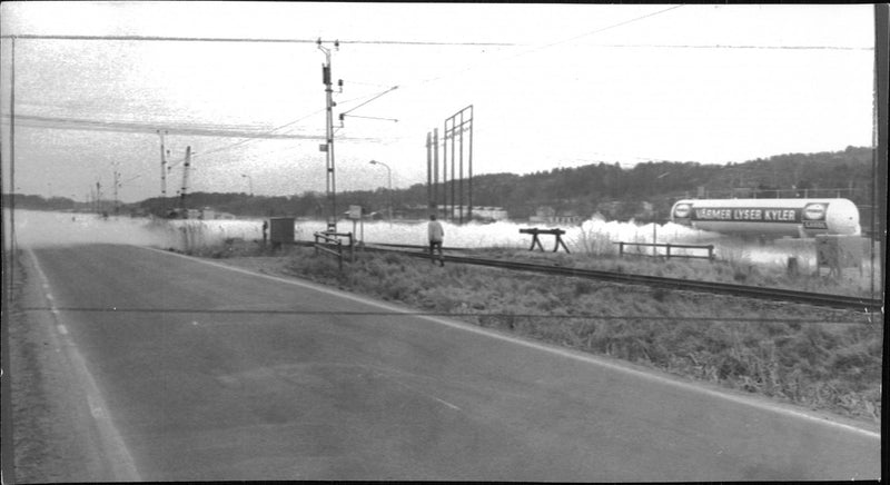 Six tonnes of LPG pours out of the gas tank next to the rail and road. - Vintage Photograph