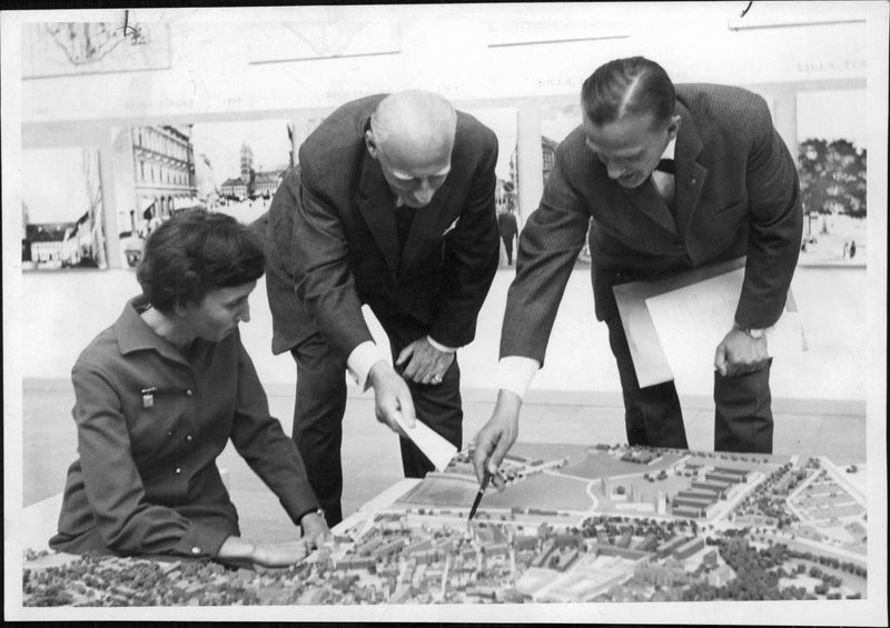 Exhibition commissioner, architect Britt Pedersen, chairman of the building board. councilor Sture Bergsten and urban construction director Sven Tynelius look at a model of Lund - Vintage Photograph