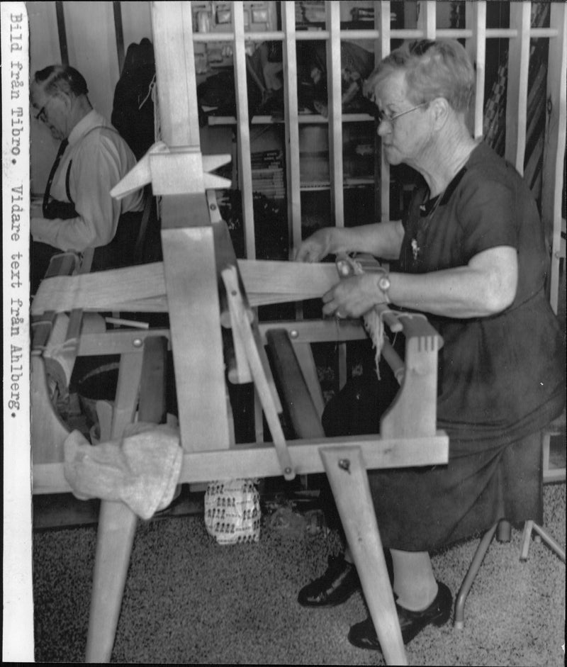 83-year-old wife Hilda Svensson at the pedestrian armchair continues despite his age daily to weave - Vintage Photograph