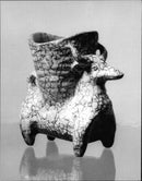 Vase in ceramic with a oxliknande animals carrying the dish at the exhibition Hungarian handicrafts in the Skansen stairwell. - Vintage Photograph