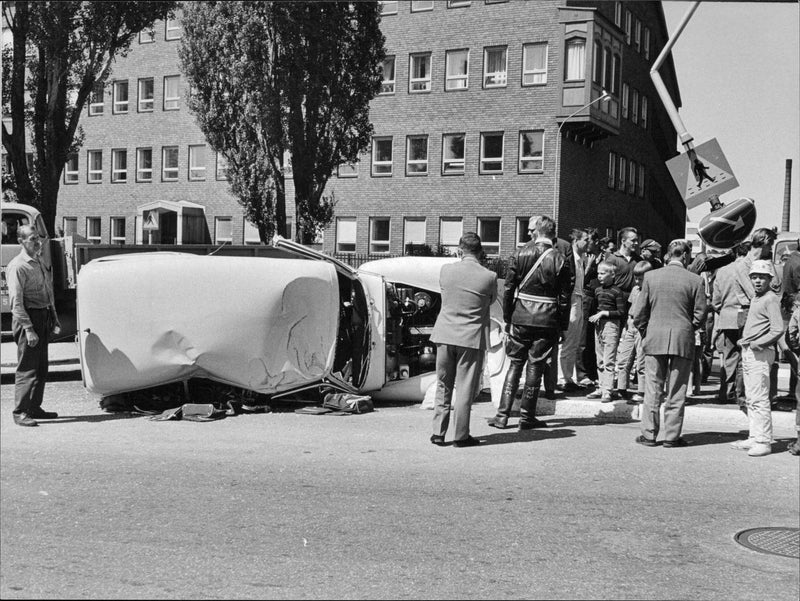Flipped cars after violent crash at the roundabout Esplanade-Allen. - Vintage Photograph
