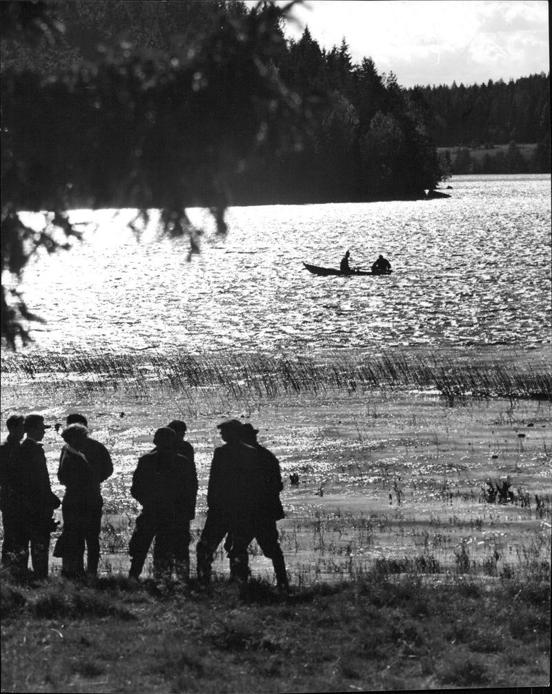 Draggningarna continued uninterrupted after a drowning accident insertion encountered in Skinnskatteberg - Vintage Photograph