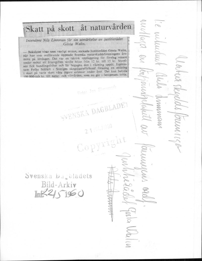 Intendent Nils Linnmann receives his award from the GÃ¶sta Walin Justice Council at the Swedish Nature Conservation Association&