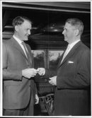 Intendent Nils Linnmann receives his award from the GÃ¶sta Walin Justice Council at the Swedish Nature Conservation Association&