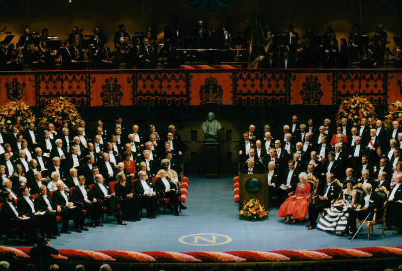 Svenska kungaparet kung Carl Gustaf och drottning Silvia, samt prins Bertil och prinsessan Lillian vid Nobelprisutdelningen i Konserthuset 1985. - Vintage Photograph