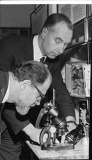 Teaching Council Beskow view the wonders of nature in a microscope, the lecturer Boierth attending preparation - Vintage Photograph