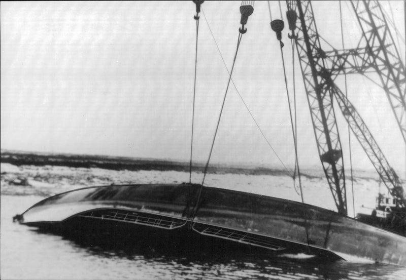 Failed attempts to turn the fogged ship &quot;Thuntank VII&quot; on the right track - Vintage Photograph