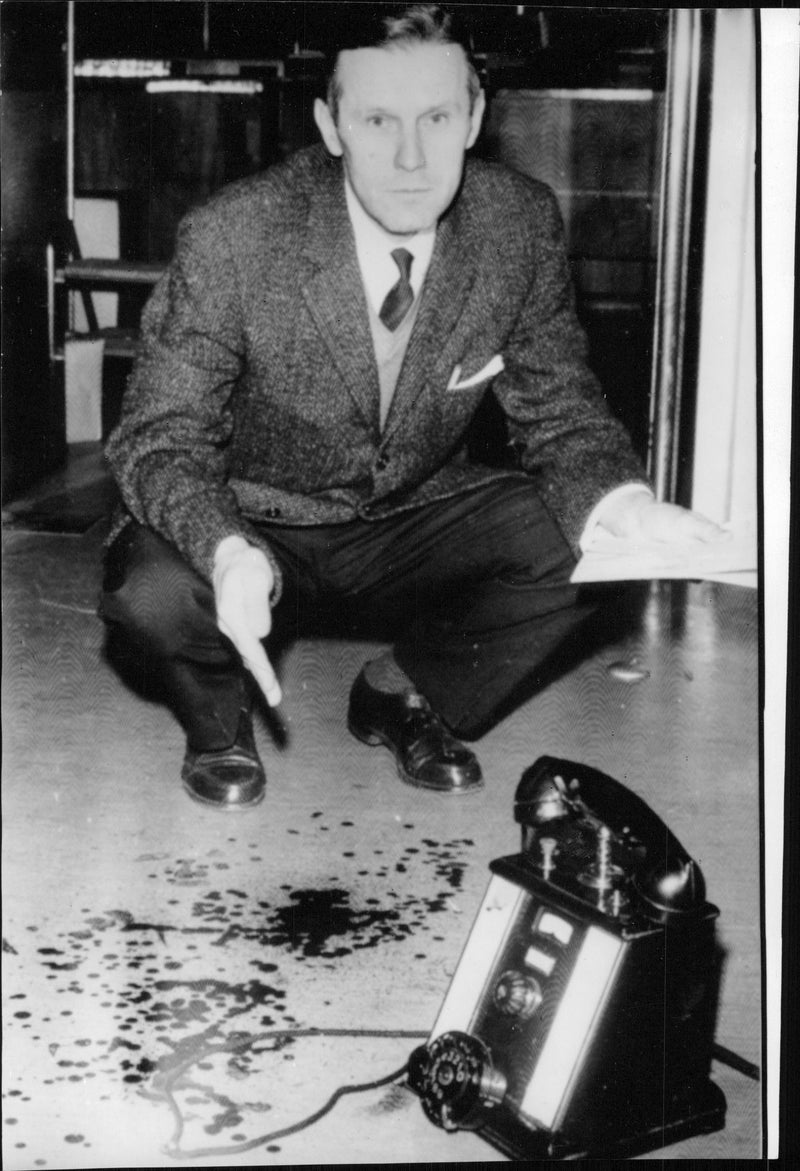 The robbery of the post office in Nässjö. Postmaster Gunnar Liljeqvist shows the blood traces in the post office - Vintage Photograph