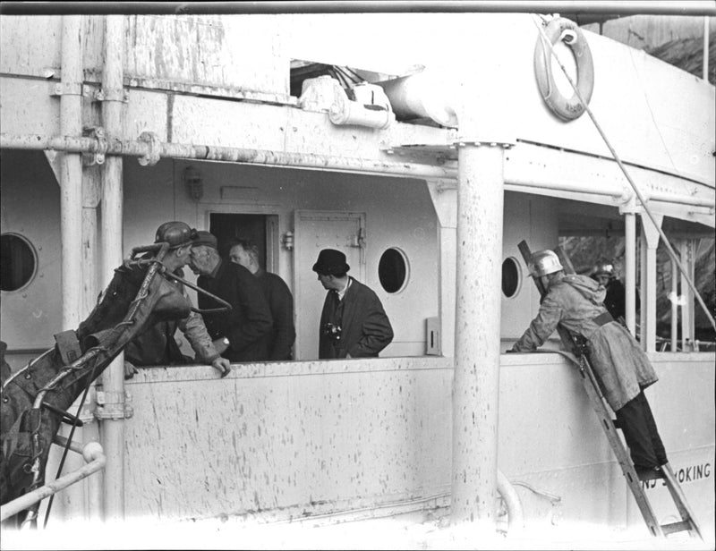 The explosion accident in Ålandstankern Bonny. Firefighters with snakes and rescue teams with stretches crossed the ship - Vintage Photograph