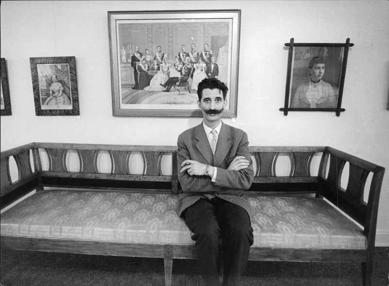 Amanuensen Braunerhielm in front of the Oskarian family group at the exhibition &quot;Castle and koja&quot; at the art museum in Eskilstuna - Vintage Photograph