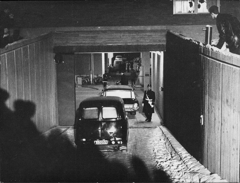 On Monday evening, had the technical crime scene investigation progressed so far that the three murdered dust could be brought from the crime scene - Vintage Photograph