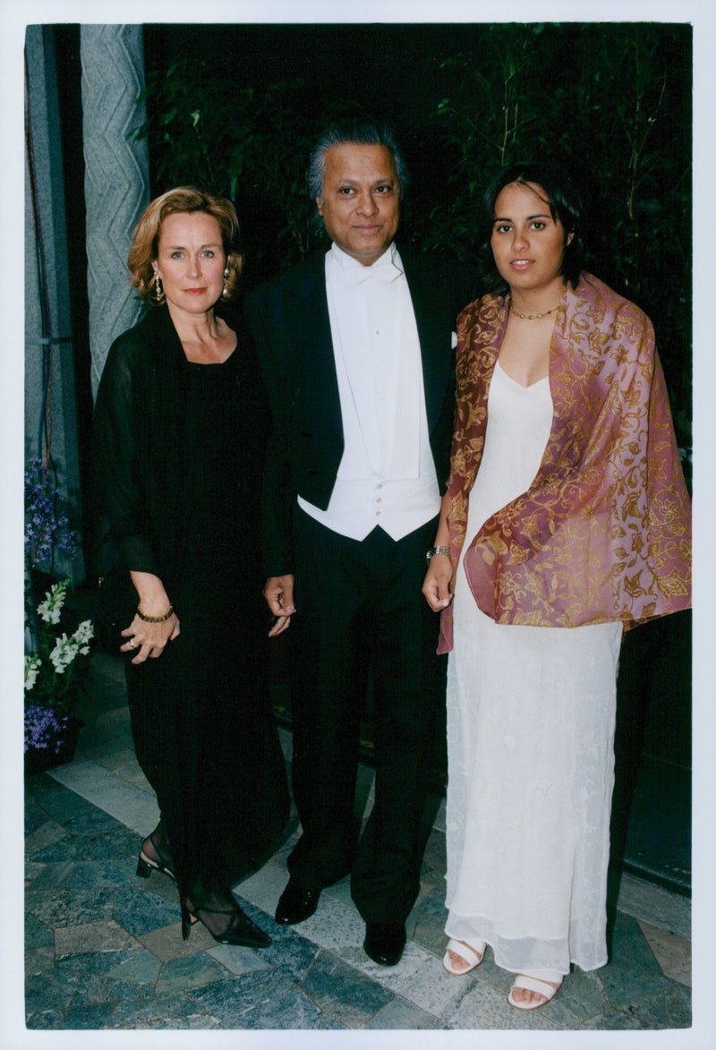 Marianne's syster Ylva, Maken Bikcy och dottern Caroline Chakraborty - Vintage Photograph