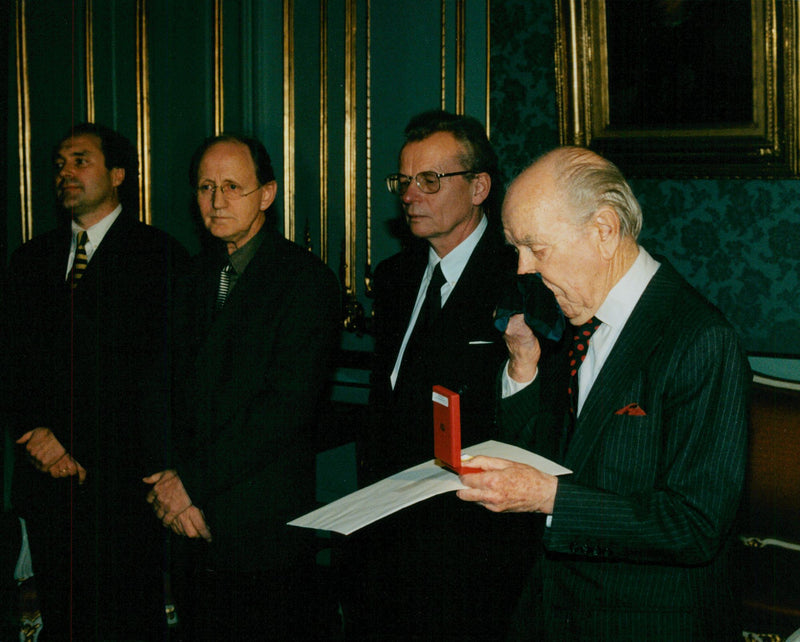 Sigvard Bernadotte fÃ¥r Prins Eugen-medaljen av Kungen och Drottningen - Vintage Photograph