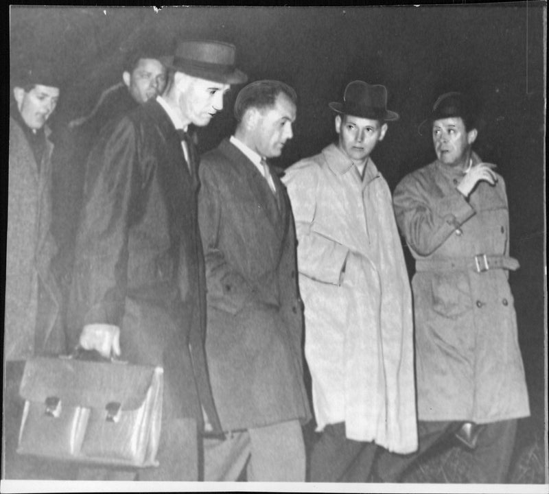 The suspected murderer, Evert Lindkvist (second right), was prosecuted by police at the crime scene. - Vintage Photograph