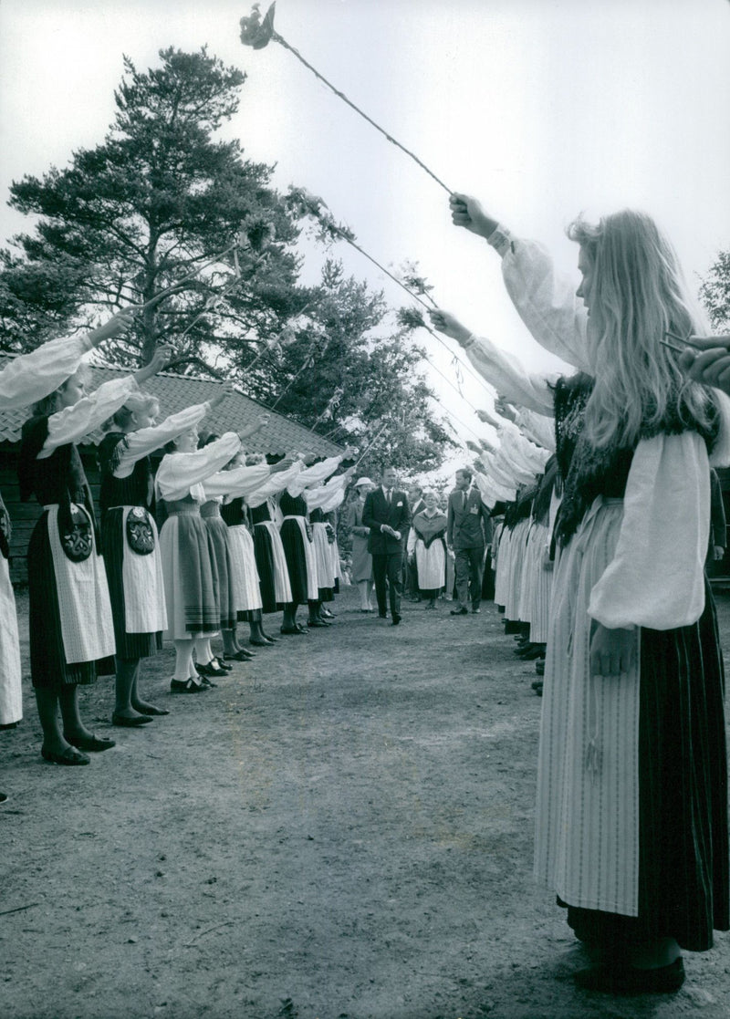 Eerikinkatu second day, the royal couple continued fine weather. Here greeted the traditionally within the county. - Vintage Photograph