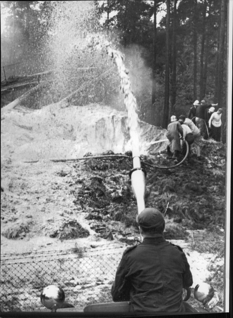 Three fire shivers helped to bekämnda the sharp fire caused by enn lightning struck a tank - Vintage Photograph