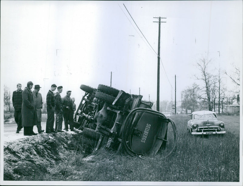 Personbilar och tankbilar kolliderade starkt mot Huddingevägen - Vintage Photograph