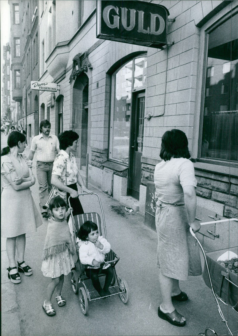 Be robbed of Roslagsgatan 23. Passengers study the blood stain. - Vintage Photograph